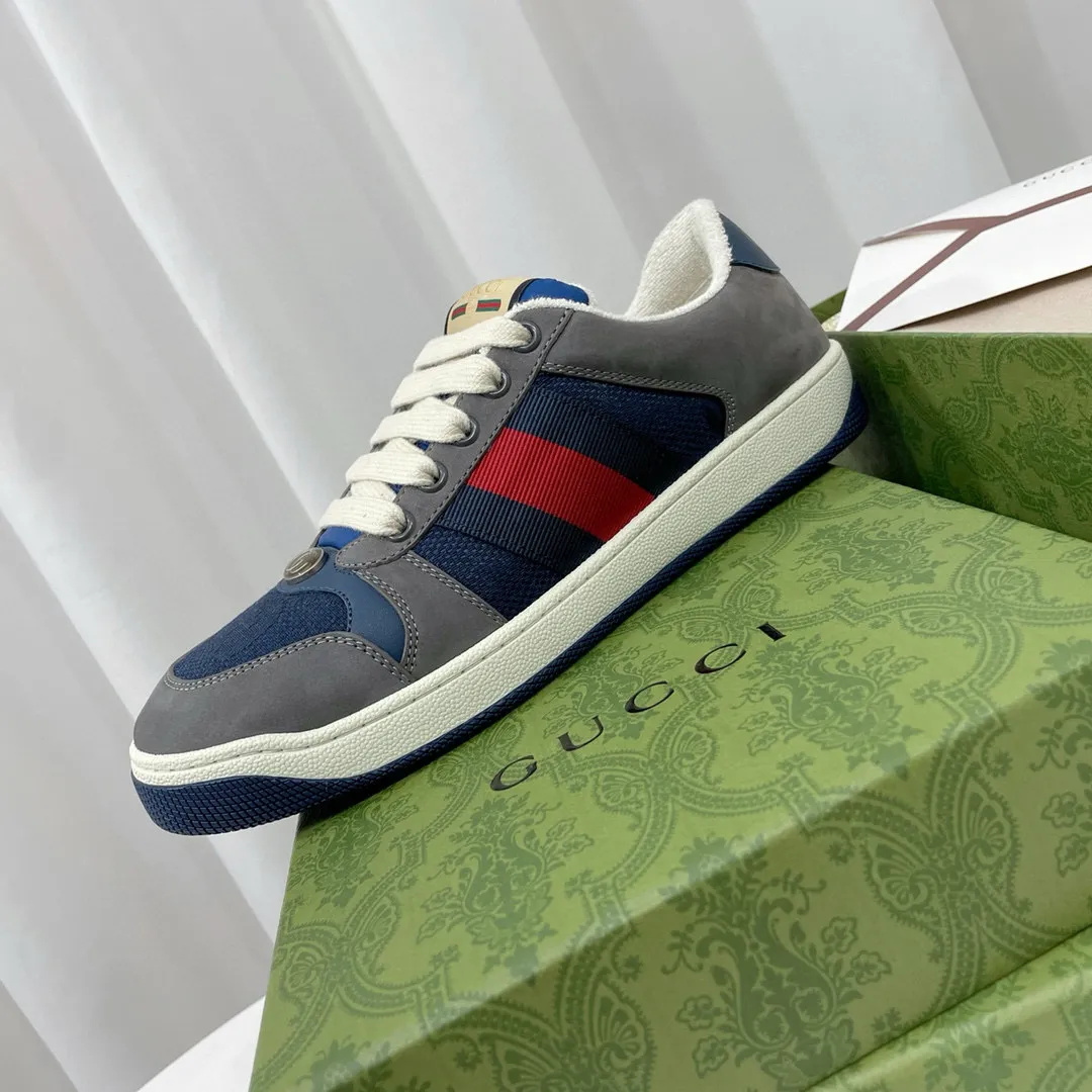 Ex-factory price: 540💰 GUCCI Gucci's newly upgraded back cover lining, top-notch old dirty shoes, classic casual sports shoes for couples, retro sneakers and old G family dirty shoes, updated at the counter simultaneously! ①The shoe upper has the same water-based edge coating process as the original version⚠️The ordinary oil edges on the market have a strong glue feel and are easy to fall off! Grade A first-layer nubuck leather (with pores)/matching computer embroidered double G cloth, high-density terry velvet lining. ② A PVC transparent small round mark sealing line is added to the details of the midsole. The mold is opened six times and the jewelry craftsmanship is used to customize the two-color double G buckle, striving to be the same as the original version. A pair of buttons is more than three times more expensive than ordinary buckles on the market. ③An old two-color washable label, the chip is placed on the outer waist of the right foot, the entire shoe is completely hollowed out with rubber technology, TUP material (rubber to distinguish the market) with the latest green packaging from the counter, 3D printed handbag, and a pair of shoelaces. There is no pressure when entering and exiting the counter. You can buy a 1:1 accurate replica of the original version and modify and upgrade it repeatedly. The details are perfectly restored, the materials are all customized, and they are truly top-notch. Please look at the details clearly to identify the quality. Upper: First-layer frosted cowhide/embroidered double G cloth. Lining: original high-density velvet lining. Foot pads: original pearlescent sheepskin. Outsole: private molded vacuum TPU material. Packaging: original top-grade full set packaging at the counter. Shoe size: women's size 35-40, men's size 39-44 (men's size 38, 45🉑️customized, non-returnable)